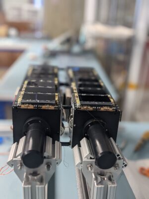 Dvojice družic CURIE připravených ke startu