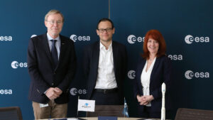 Slavnostní podpis dohody o vynesení mise Smile raketou Vega-C.