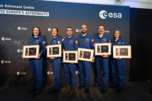 Pětice evropských kariérních astronautů vybraných v roce 2022 na společné fotografii s Australankou Katherine Bennell-Pegg po slavnostním zakončení jejich základního výcviku.