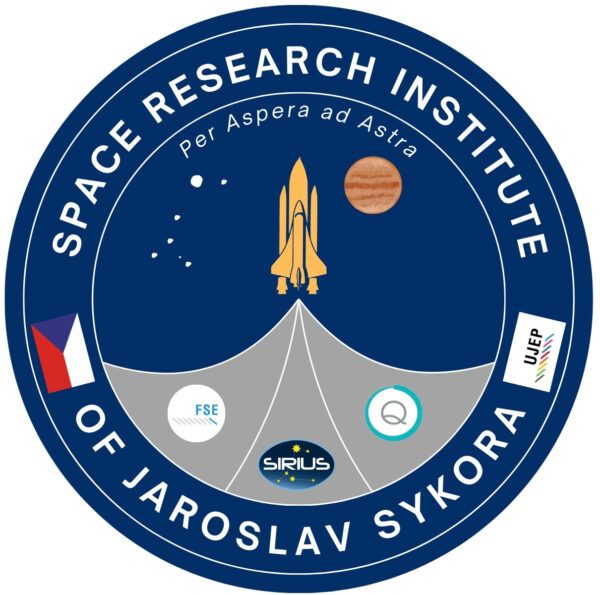 Anglická verze loga Institutu kosmického výzkumu Jana Sýkory
