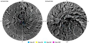 Polární mozaika získaná z širokoúhlé kamery sondy LRO měsíční (a) severní polární oblasti (od 70° s. š.) a (b) jižní polární oblasti (od 70° j. š.), která ukazuje polohu oblastí výskytu vodního ledu patřících do různých tříd. Snímky jsou v měsíční polární stereografické projekci. Obrázek: https://ars.els-cdn.com