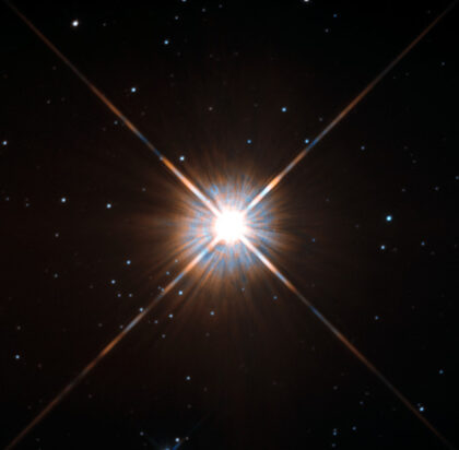 Proxima Centauri, nejbližší hvězda (kromě Slunce) na snímku Hubbleova dalekohledu.