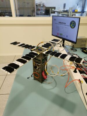Pohled na CubeSat s otevřenými solárními panely 