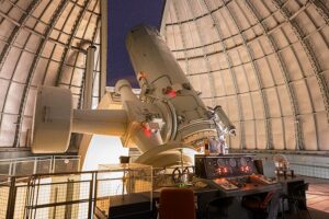 Téměř dvoumetrový teleskop observatoře Haute-Provence Observatory ve Francii, který Mayor a Queloz využili při objevu první exoplanety u hvězdy hlavní posloupnosti.