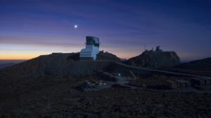 Dalekohledy na vrcholu Cerro Pachón. Vlevo observatoř Very Rubin. 