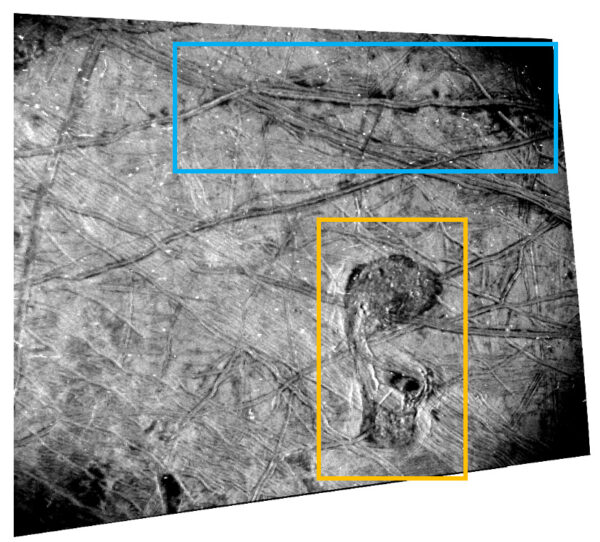 Snímek povrchu měsíce Europa pořízený 29. září 2022 kamerou SRU na sondě Juno. V modrém rámečku vidíme dvojitý hřeben mířící směrem východ-západ s možnými skvrnami po výtryscích. V oranžovém rámečku je útvar Platypus. Oba útvary naznačují současnou povrchovou aktivitu a přítomnost podpovrchové kapalné vody na Europě.