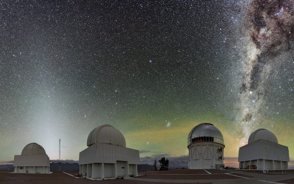 Noční obloha nad Cerro Tololo Observatory.