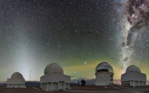 Noční obloha nad Cerro Tololo Observatory. 