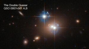 Ještě jednou totéž v detailu. Čočkující galaxie označena jako C, dva obrazy vzdáleného kvasaru A a B. 