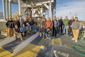 Společná fotografie expertů, kteří na zkušební základně White Sands v Novém Mexiku prověřovali fungování nového vstřikovače pohonných látek pro raketový motor OME, který najde uplatnění na kosmických lodích Orion počínaje misí Artemis VII.