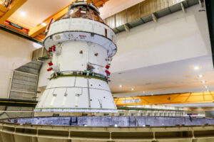 Po dokončení elektromagnetických testů byl Orion 27. dubna vyzdvižen z výškové komory