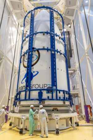Aerodynamický kryt rakety Ariane 5 při montáži na druhý stupeň rakety