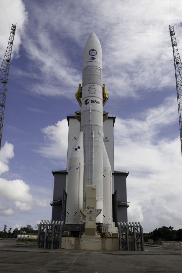 Pohled na raketu Ariane 6 stojící samostatně na vzletové rampě