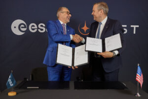 Generální ředitel agentury ESA, Josef Aschbacher, a výkonný ředitel společnosti Vast, Max Haot, podepsali 6. června na Kosmickém dni na mezinárodní berlínské letecko-kosmické show memorandum o porozumění pro budoucí kosmickou stanicí firmy Vast.