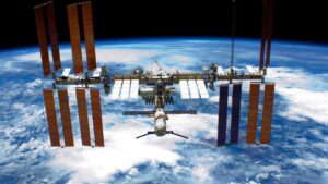 Hrozba rozpadající se ruské družice vedla k přesunu posádky ISS do lodí. Vzhledem k odlišným sklonům drah však riziko srážky bylo velmi nízké. 