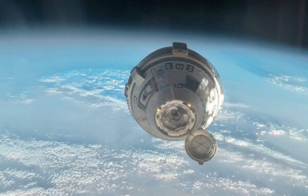 Starliner poprvé přilétá k ISS s posádkou na palubě