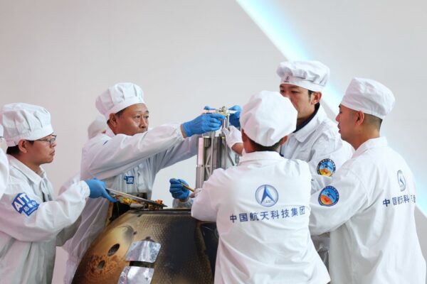Vyjímání kontejneru se vzorky z odvrácené strany Měsíce z návratového pouzdra sondy Chang'e 6
