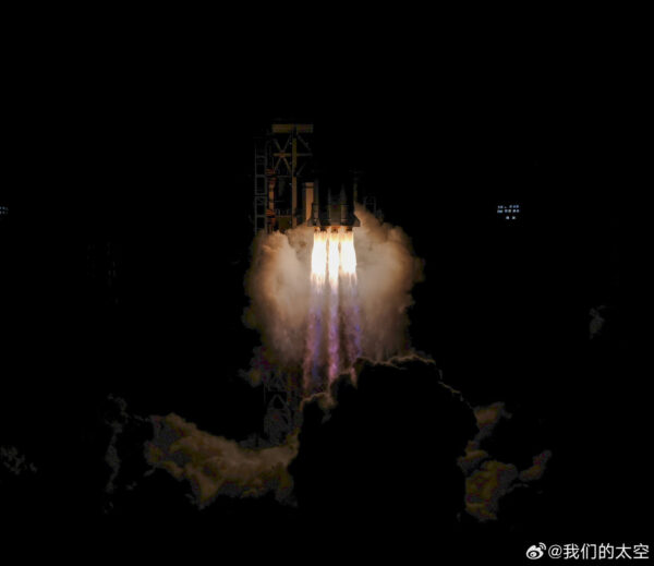 Start rakety Dlouhý pochod 7A s družicí ChinaSat 3A.