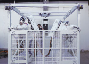 Test kompatibility lunárních skafandrů s výtahem lunárního landeru Starship