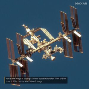 ISS v polovině června 2024 s připojenou kosmickou lodí Starliner. Soukromá společnost MAXAR zde poprvé použila snímání jednoho objektu na oběžné dráze z jiného. Zdroj: https://universemagazine.com/wp-content/uploads/2024/06/gp58xolxoaahhx0-1024x1024.jpg
