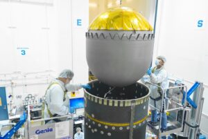 Instalace palivové nádrže do centrálního válce družice OSAM-1 (mise byla v roce 2024 zrušena). Instalace nádrží do PPE bude velmi podobná.