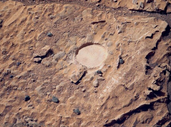 Výbrus horniny provedený sondou Perseverance 14. 6. 2024 (sol 1179) na Marsu v údolí bývalé řeky Neretva Vallis. Credit: NASA/JPL-Caltech/ASU/Jan Vacek. Zdroj: https://pbs.twimg.com/media/GQI7UvBXwAANX2V?format=jpg&name=orig