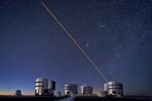 位于智利帕拉纳尔山的甚大望远镜系统的四台望远镜。 