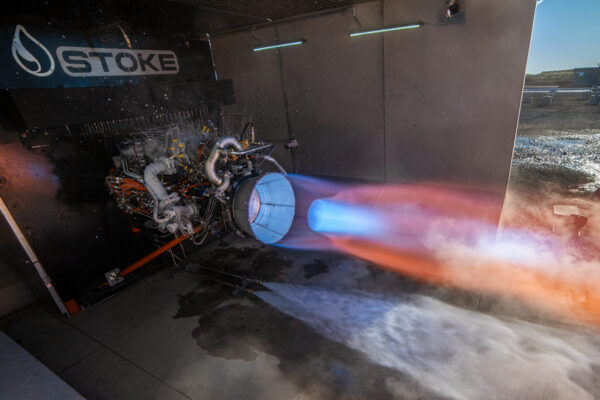 Raketový motor firmy Stoke Space během statického zážehu.