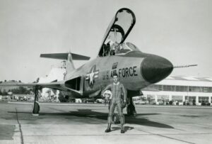 William Anders před letounem F-101 Voodoo