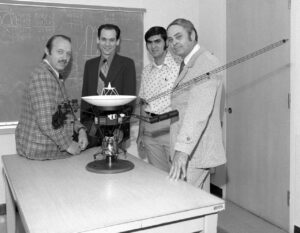 Edward Stone, druhý zleva, s ostatními členy týmu Voyager v roce 1977 