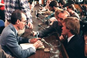Ed Stone při rozhovoru s novináři během konference, kde bylo oznámeno, že sonda Voyager 2 proletěla kolem Uranu v roce 1986