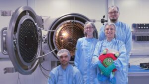 ISTSat-1 při zkouškách ve vakuové komoře se svým týmem a maskotem ESA - Paxim