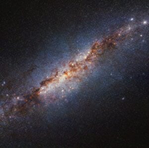 Snímek přístroje NIRCam, který ukazuje galaxii M 82 na kratších vlnových délkách. 