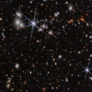 Pohled do vzdáleného kosmu pořízený v souhvězdí Sextant v rámci projektu JWST PRIMER. 