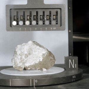 Genesis Rock, kousek horniny dovezený Apollem 15 je se stářím 4,1 miliardy let je jedním z nejstarších vzorků nalezených misemi Apollo. 