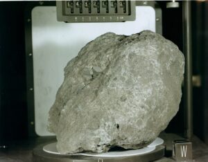 Další velmi starý vzorek nazývaný Big Bertha dovezlo Apollo 14. I on je starší než 4 miliardy let. 