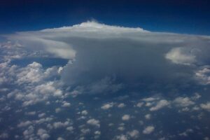 Pozemské gama záblesky souvisí s bouřemi.  Zde bouřkový oblak typu Cumulonimbus incus.