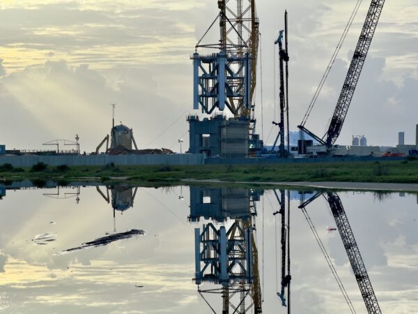 Začátek sestavování druhé obslužné věže vzletové rampy na Boca Chica