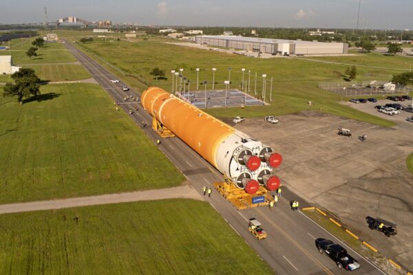 Transport 65 metrů dlouhého stupně se čtyřmi připojenými raketovými motory RS-25.