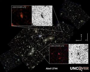 Pohled ukazující ve výřezu obě vzdálené galaxie projektu UNCOVER a jejich polohu v pozorované oblasti. 