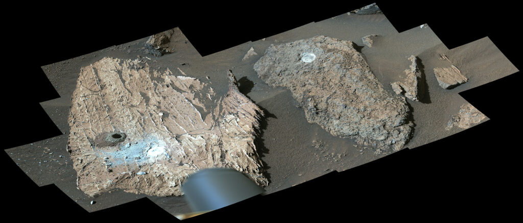 Panorama ze snímků kamer Mastcam-Z pořízených 23. července zachycuje podobu kamene Cheyava Falls poté, co rover Perseverance odebral svůj 22. vzorek.