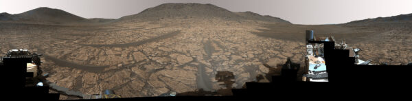 Panorama vytvořené z 346 snímků kamer Mastcam-Z, které rover Perseverance pořídil 12. června letošního roku v lokalitě Bright Angel. Kámen Cheyava Falls se nachází lehce napravo od středu snímku asi ve vzdálenosti 110 metrů od vozítka. Toto panorama si můžete stáhnout i v originálním rozlišení 53970 × 13199 pixelů (jen se připravte na velikost 983 MB)!