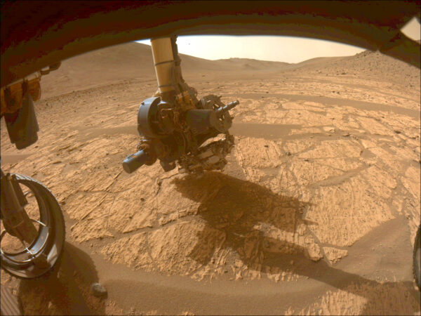 Tento snímek vozítka Perseverance, které sbírá data o cíli Walhalla Glades, byl pořízen 14. června v oblasti Bright Angel v kráteru Jezero jednou z předních kamer Hazcam. Kamera WATSON na přístroji SHERLOC je nejblíže povrchu Marsu.