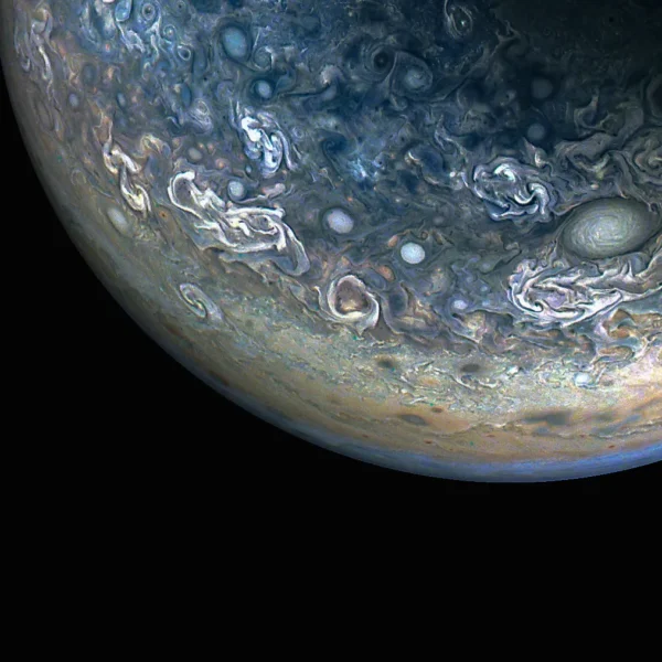 Jupiter vyfocený 12. května 2024 kamerou JunoCam ze vzdálenosti cca 29 000 km nad 68. severní šířky.