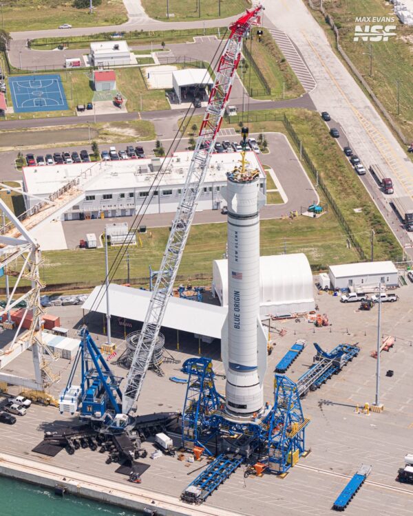 Manipulace s maketou prvního stupně rakety New Glenn v přístavu na Floridě