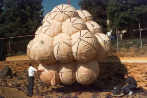 Pozemní zkoušky hroznu airbagů, ve kterém na Mars dosedla mise Mars Pathfinder.