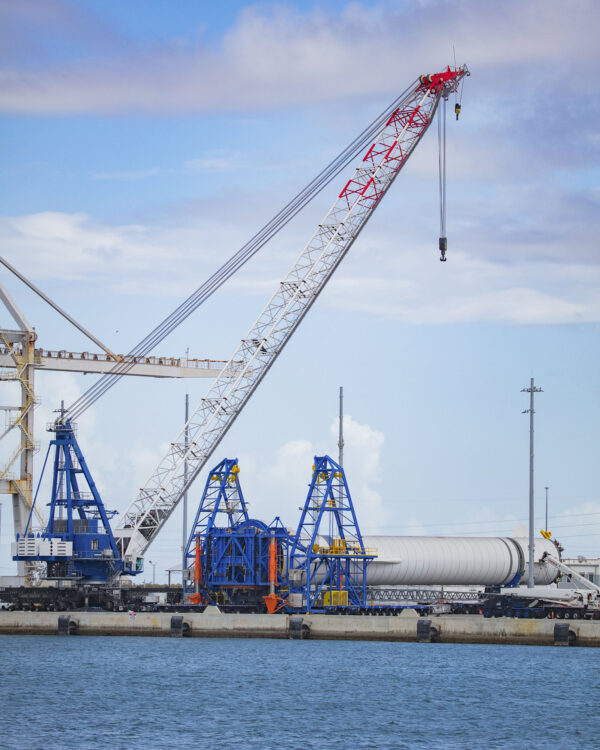 Neletová maketa prvního stupně rakety New Glenn v přístavu Port Canaveral.