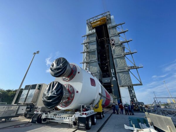 Přesun prvního stupně rakety Vulcan ke konečnému sestavení před druhým startem