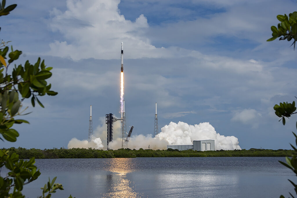 Start rakety Falcon 9 s pilotovanou lodí Dragon 2 vůbec poprvé z rampy SLC-40