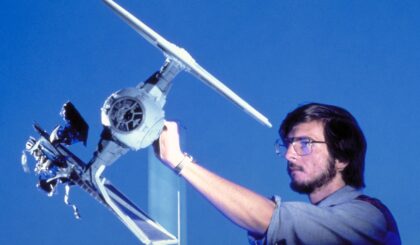 George Lucas v průběhu natáčení filmu Empire Strikes Back s imperiální stíhačkou Tie Fighter. 